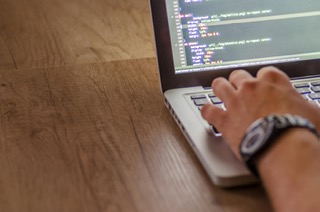 業務が属人化しているときの解決方法は？引き継ぐための具体的なステップも解説