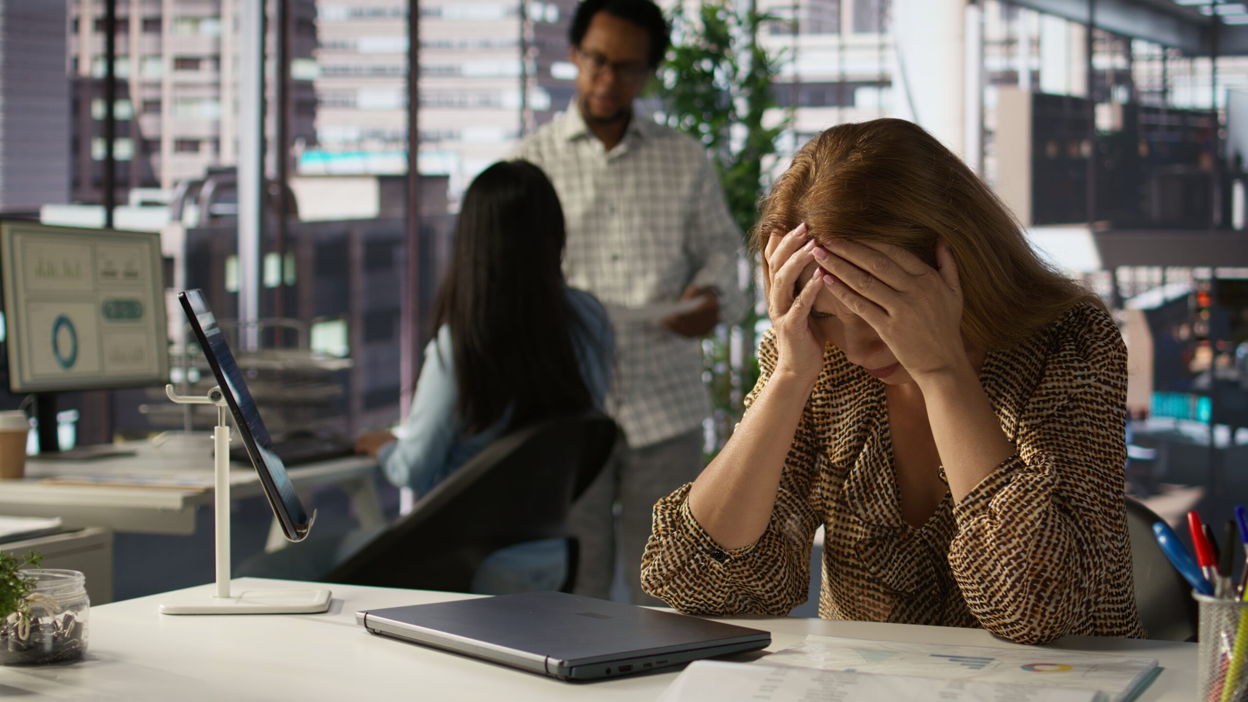 人手不足と人件費高騰の原因は？企業に与える影響と対策を解説